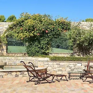 Ch\u00e2teau Les Crostes Hotel